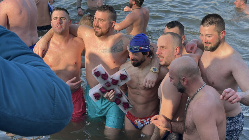 Srpski paratriatlonac Lazar prvi doplivao do Časnog krsta u Čačku