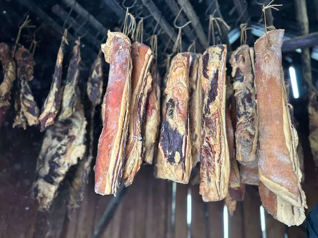 Miris tradicije sa Kablara: U sušari porodice Starčević sve je spremno za božićnu trpezu
