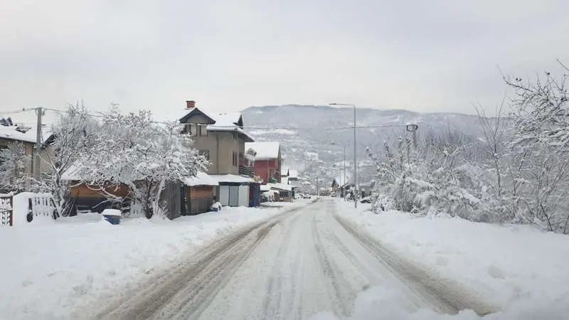Putevi prvog prioriteta prohodni i bez snega, oprez zbog moguće magle i leda