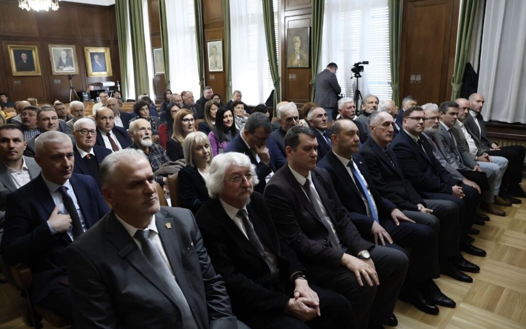 Saradnja Čačka i Matice srpske: Uručen prigodan poklon