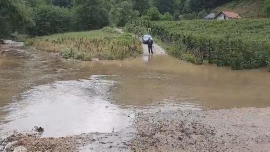 Ekipe na terenu u Ivanjici: Radi se na popravci puteva nakon izlivanja bujičnih voda
