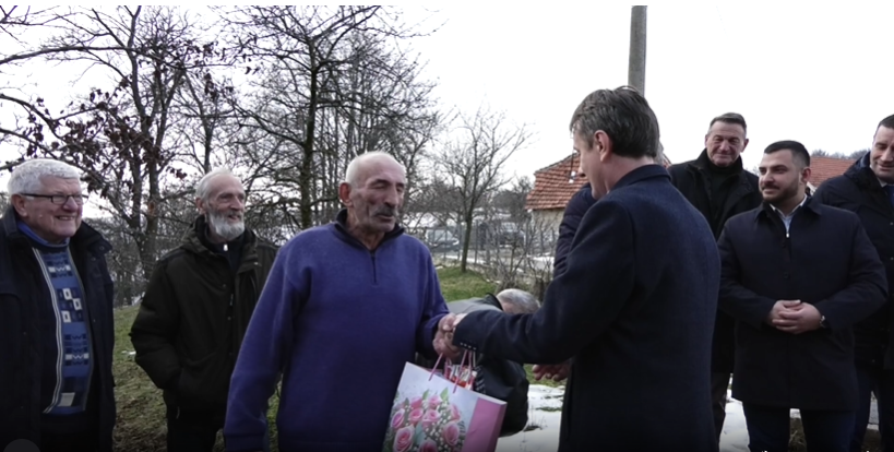 Ministar na domaći način:Glišića zatrpali gibanicom