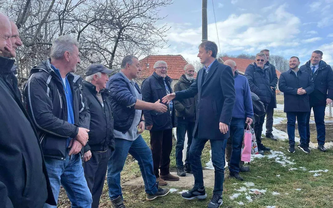 Glišić u Gajevima:Voda na prvom mestu,rešenja za put,struju i kaptažu