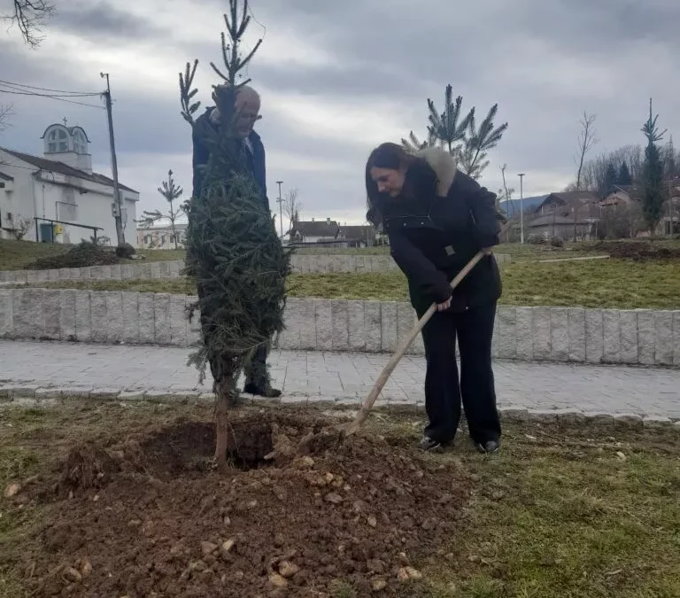 Zelena oaza u Atenici: Posađene 54 nove sadnice za čistiji vazduh